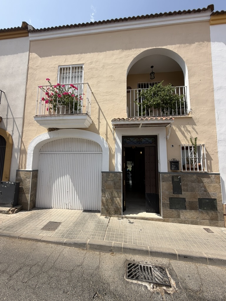 CHALET ADOSADO EN VALENCINA DE LA CONCEPCIÓN